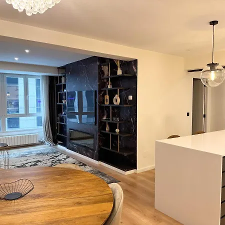 Charming In The Center Of ויגו