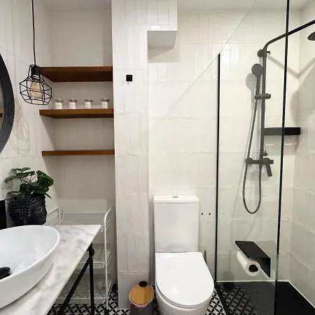 Charming In The Center Of ויגו