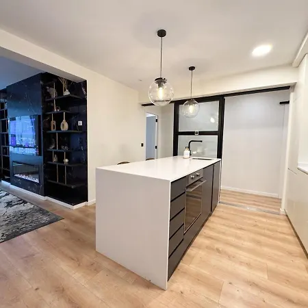 Charming In The Center Of * ויגו